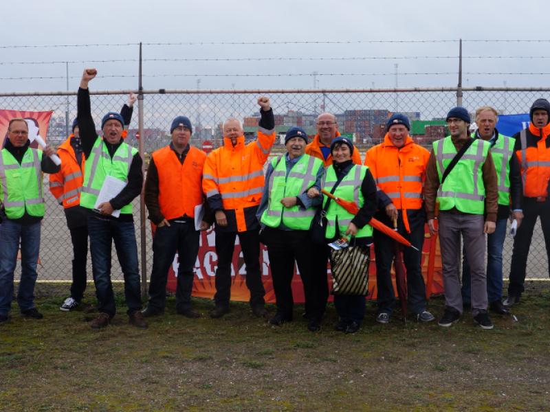 FNV Bondgenoten members promote container safety during ITF action week