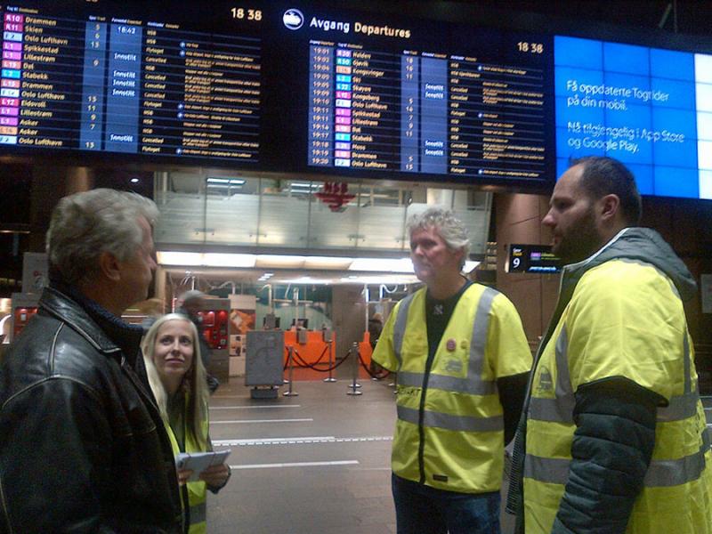 NLF activists at Oslo station during strike
