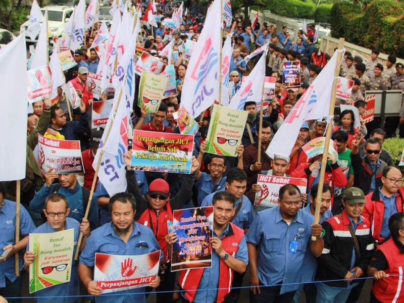 300 dock workers rallied in Jakarta 