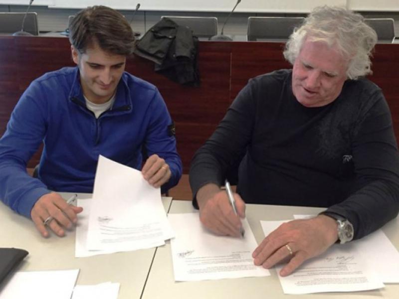 Paddy Crumlin and Jordi Aragunde sign the agreement
