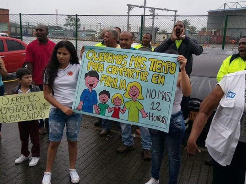 Dockers’ families protesting at APM/TCBUEN terminal at Buenaventura port