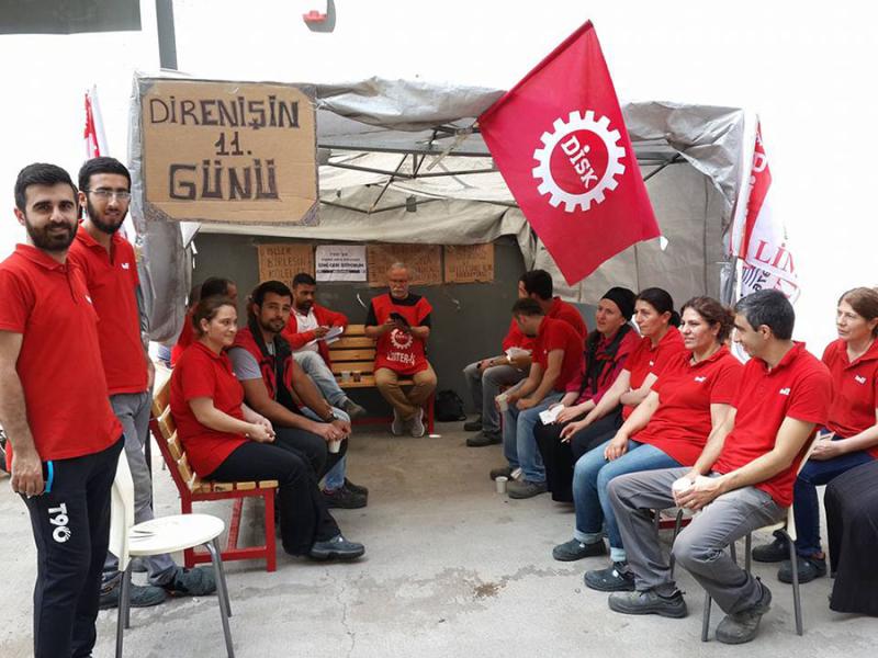 Workers on the picket line outside a TEDİ warehouse in Istanbul