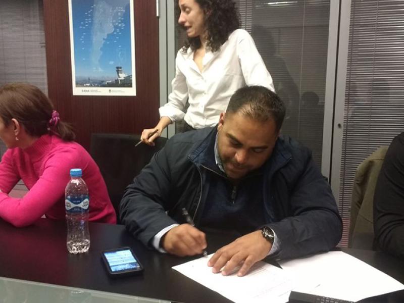 ATEPSA general secretary Jonatan Doino signs the agreement