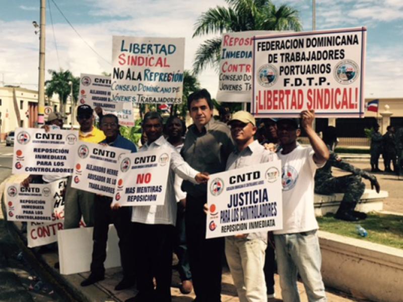 Antonio Fritz mit ADCA-Mitgliedern nach seiner Verhaftung in der Dominikanischen Republik