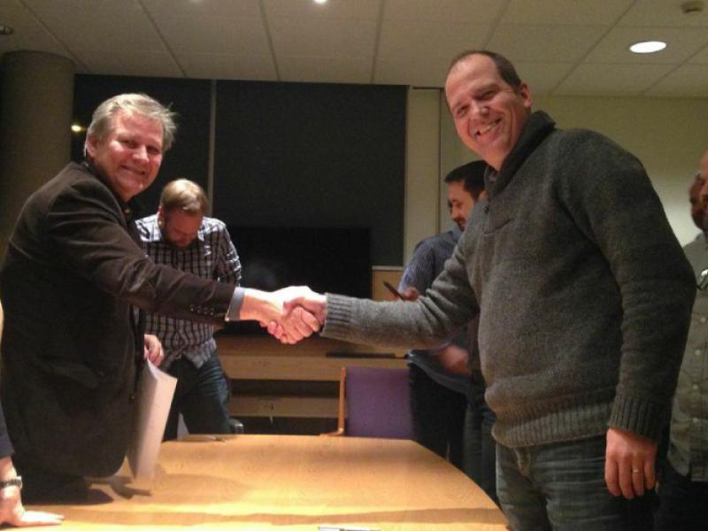 FIA’s Ornolfur Jonsson (right) and Icelandair chairman Gudmundur Palsson conclude negotiations, December 2014