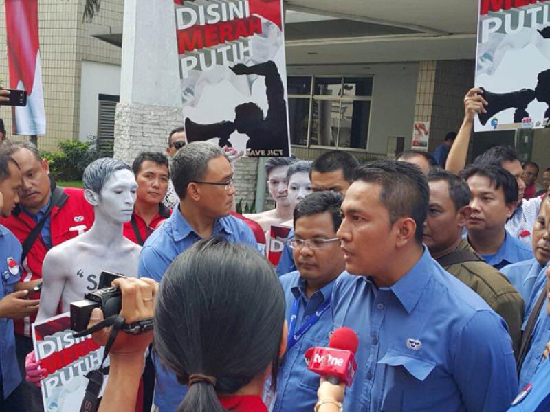 Nova Hakim, JICT Union chair, addresses workers at July protest 