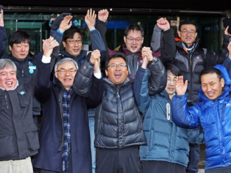 New KRWU president Younghoon Kim with former president Myounghwan Kim, other KRWU officers and their legal team  