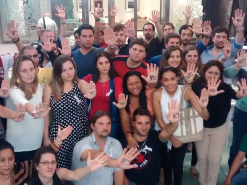 Los/as participantes de la escuela de verano de la ITF respaldan la jornada de eliminación de violencia contra las mujeres. 