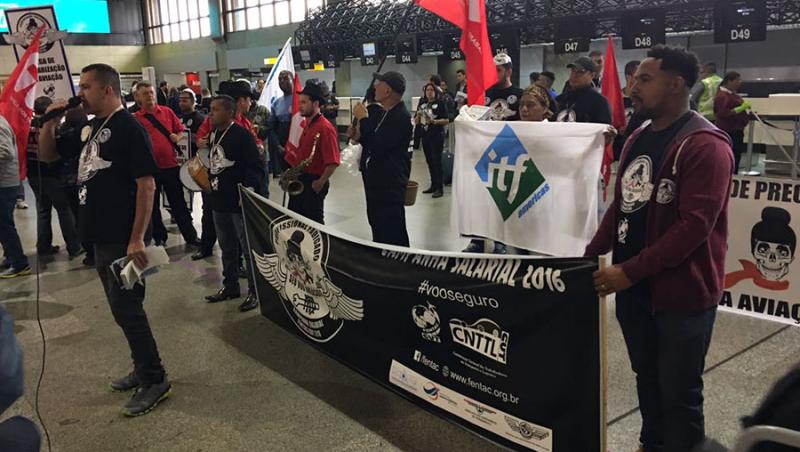 Sindicato Nacional dos Aeroviários president Luiz da Rocha Cardoso joins demonstration 